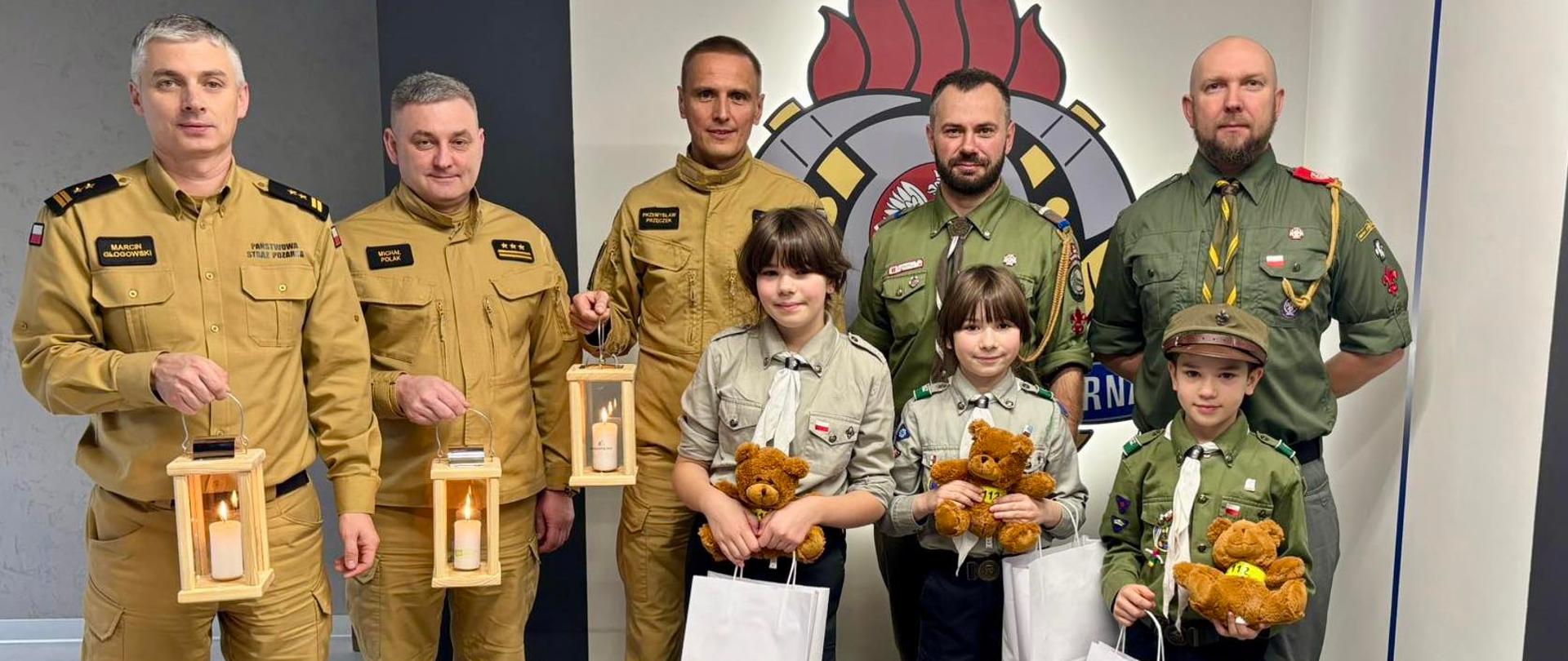 Harcerze z Betlejemskim Światłem Pokoju z wizytą w Komendzie Wojewódzkiej