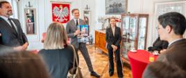 Attaché ds. politycznych Maciej Mika prezentuje zawiłości języka polskiego