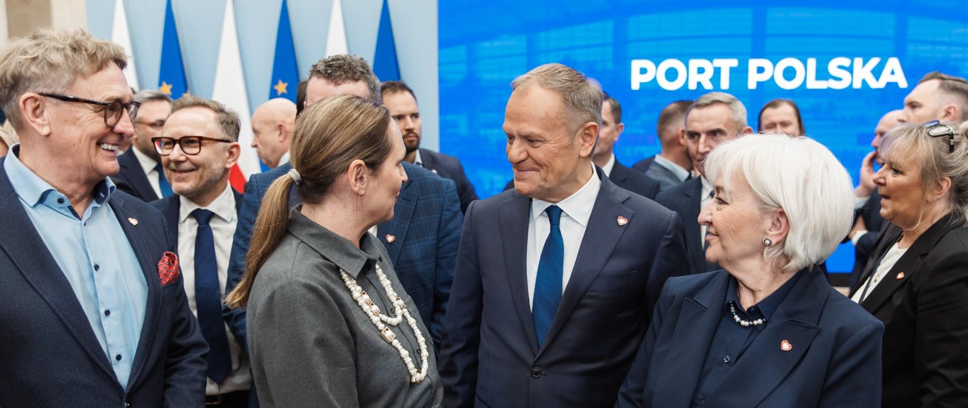 Wojewoda łódzki Dorota Ryl, marszałek województwa łódzkiego Joanna Skrzydlewska oraz poseł Krzysztof Habura na spotkaniu z Donaldem Tuskiem w sprawie rozpoczęcia budowy "Portu Polska".