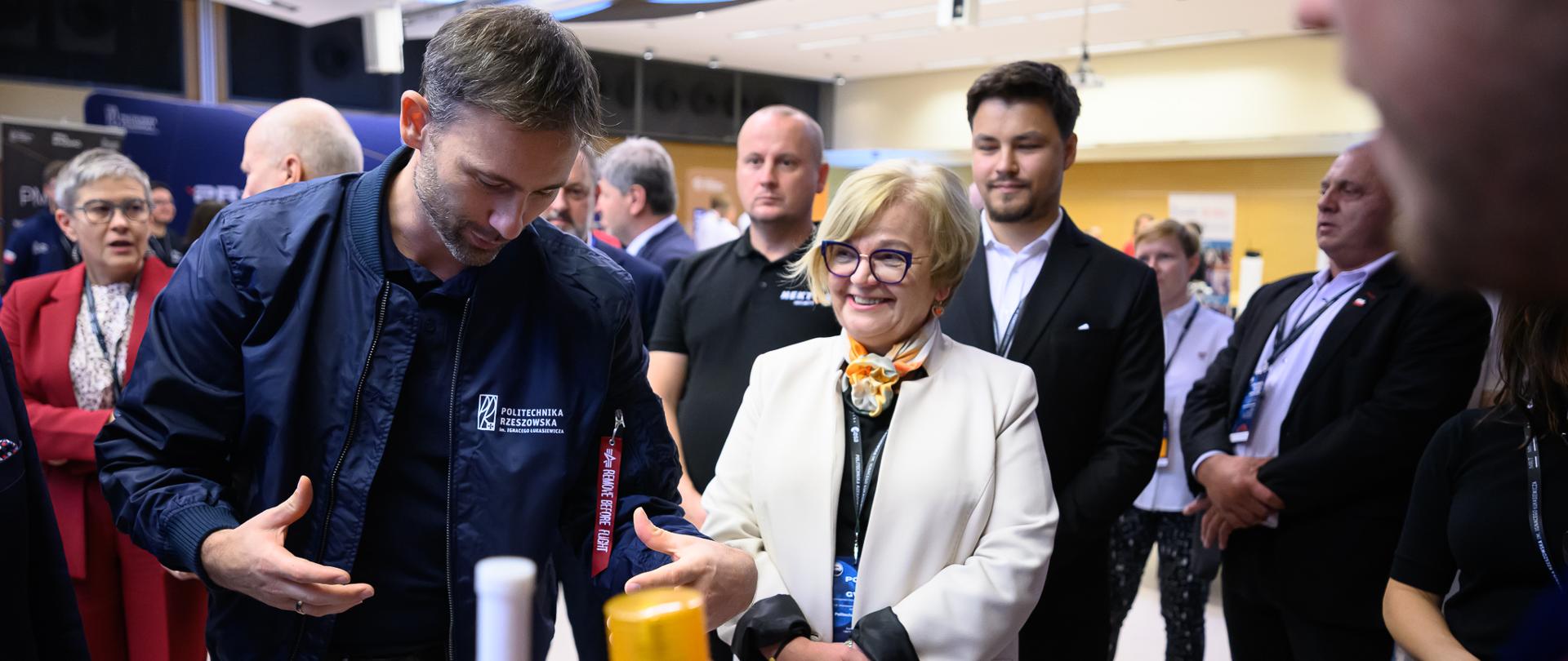 Zdjęcie przedstawia wojewodę podkarpackiego Teresę Kubas-Hul i Sławosza Uznańskiego-Wiśniewskiego podczas spotkania na Politechnice Rzeszowskiej