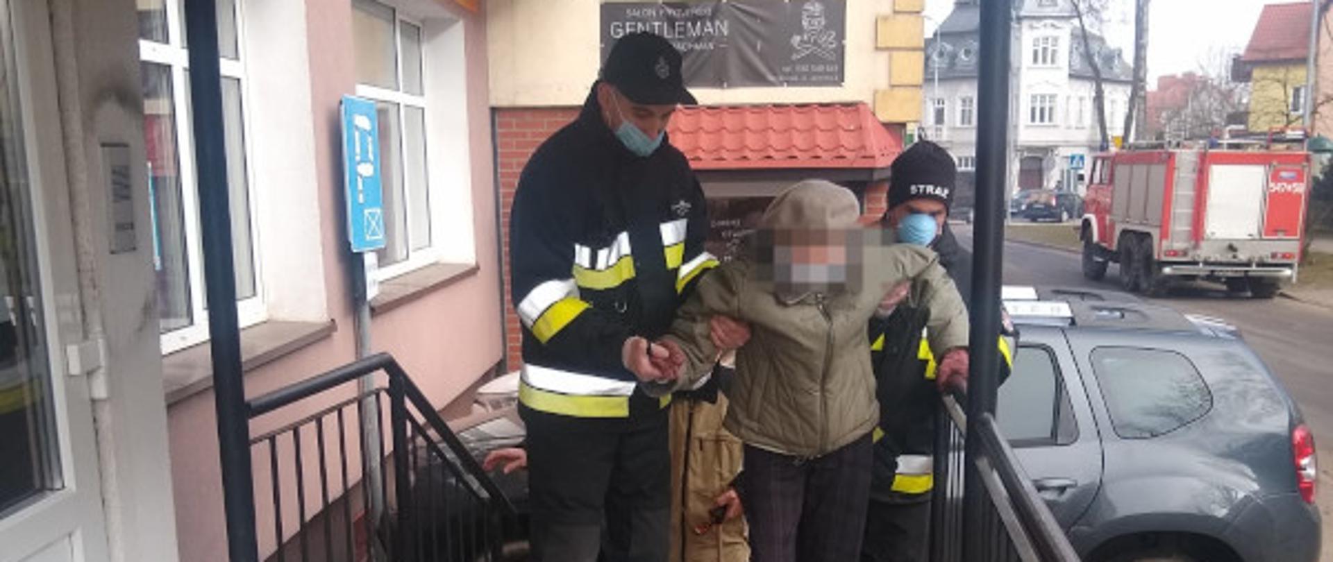 Strażacy z OSP Żółtnica w ramach Narodowego Programu Szczepień „Szczepimysię” pomagali dotrzeć do punktu szczepień seniorom.