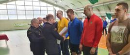 wręczanie kapitanom drużyn dyplomów na zakończenie XX Mistrzostwa Województwa Mazowieckiego Strażaków w Piłce Siatkowej.