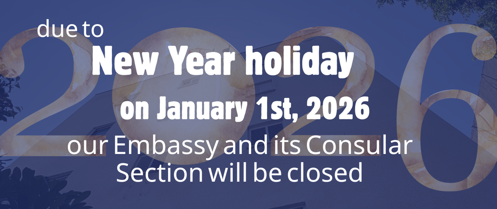 napis na granatowym tle z budynkiem ambasady 