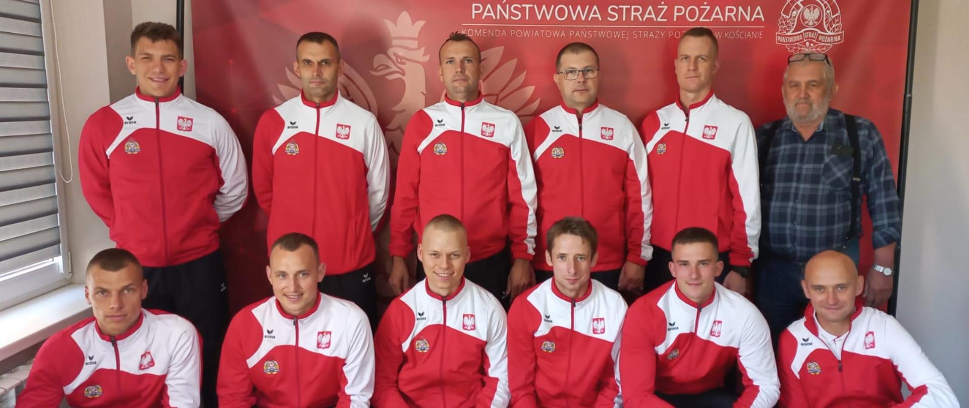 REPREZENTACJA W DRODZE NA OLIMPIADĘ. Zdjęcie reprezentacji Komendy Powiatowej PSP w Kościanie. Zawodnicy ubrani w biało-czerwone stroje sportowe