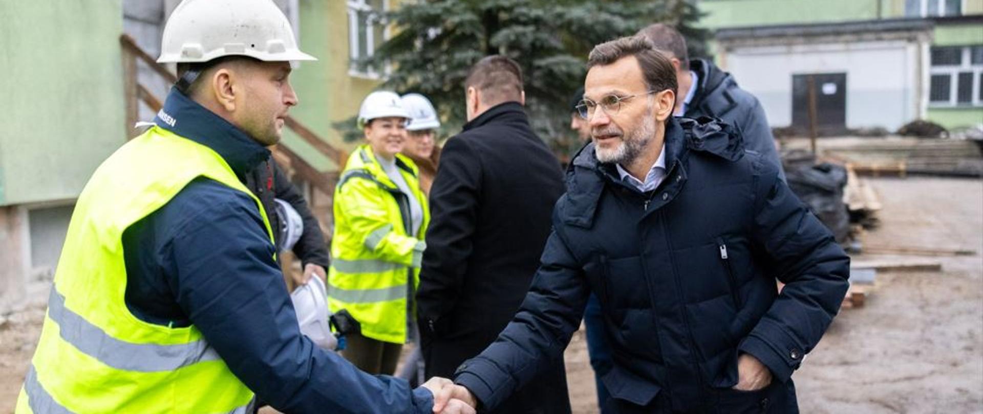 Wizyta wojewody podlaskiego na placu budowy żłobka w Suwałkach