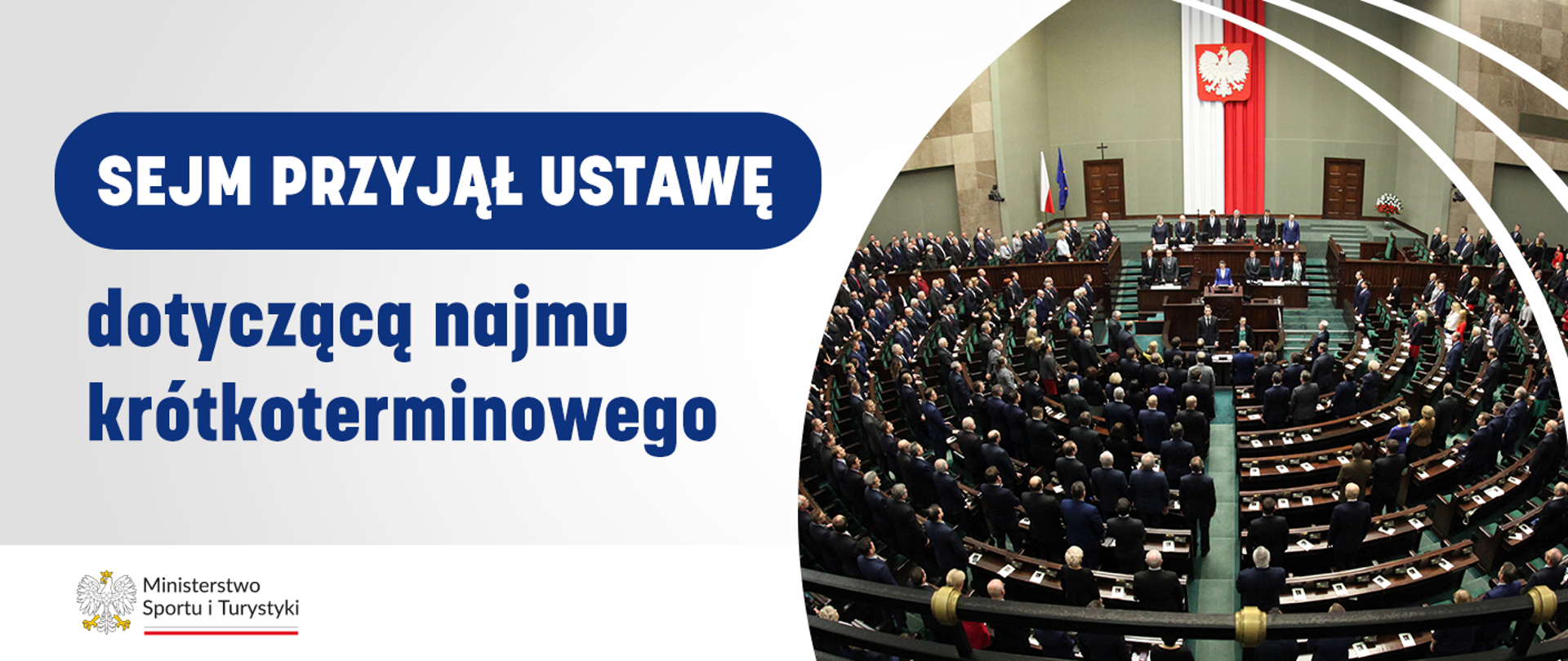 Sejm przyjął ustawę o najmie krótkoterminowym. Na zdjęciu sala plenarna w sejmie. Na głównym planie mównica sejmowa i ławy sejmowe. Po prawej stronie tytuł ustawy, w dolnym lewym rogu logo ministerstwa