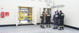 Strażacy oglądają szafę sterującą w stacji regazyfikacji gazu LNG