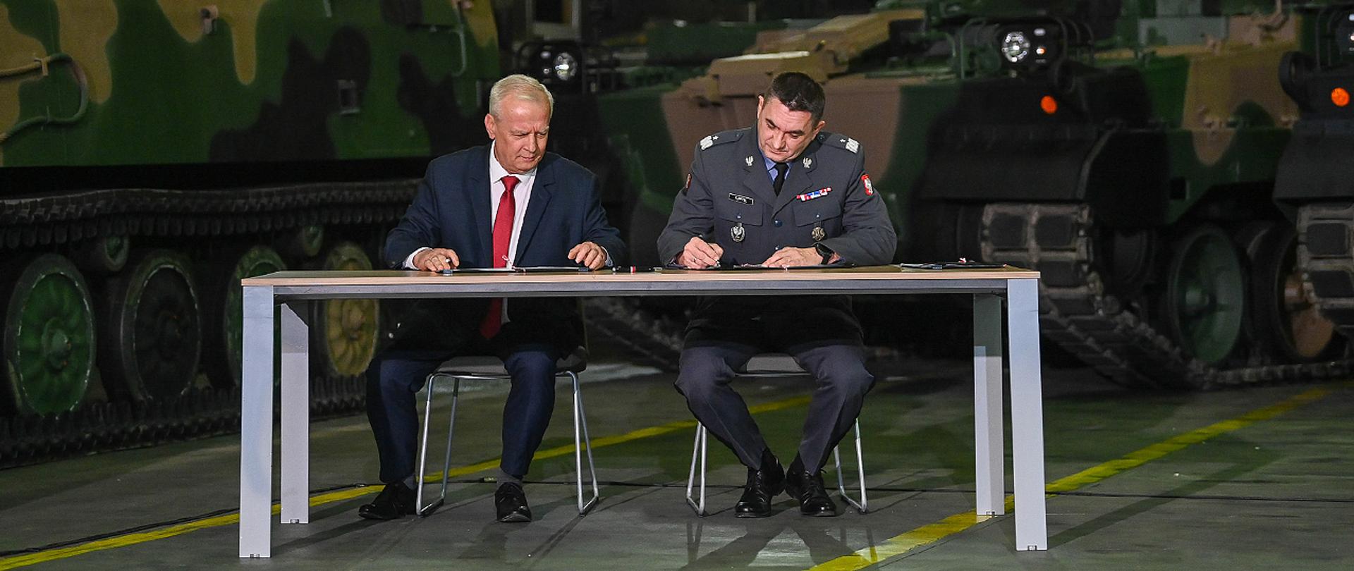23 grudnia 2024 r. w Stalowej Woli odbyło się podpisanie umów na dostawy dla Wojska Polskiego z udziałem Władysława Kosiniaka-Kamysza, wicepremiera-ministra obrony narodowej. Fot. str. kpr. Wojciech Król/CO MON