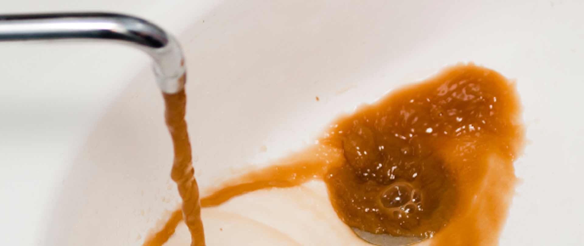 zanieczyszczona woda