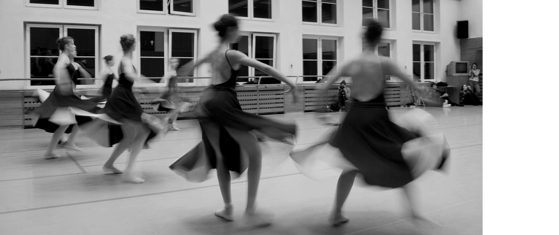 Tańczące uczennice na sali baletowej zdjęcie pleców 