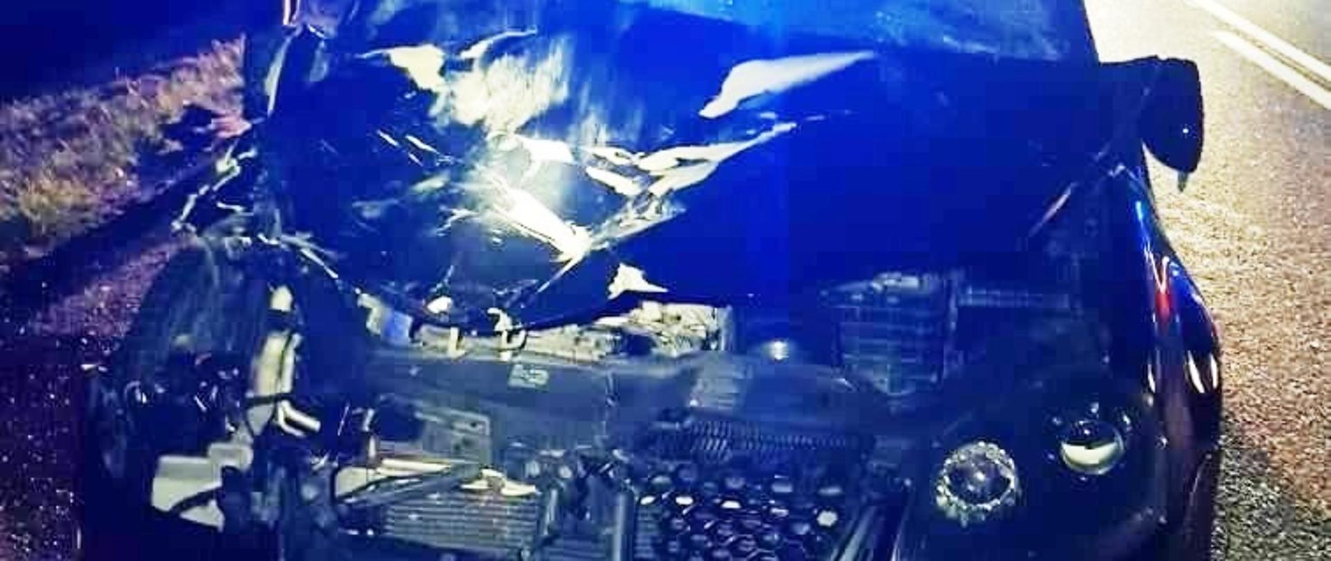 Rozbity samochód osobowy na drodze