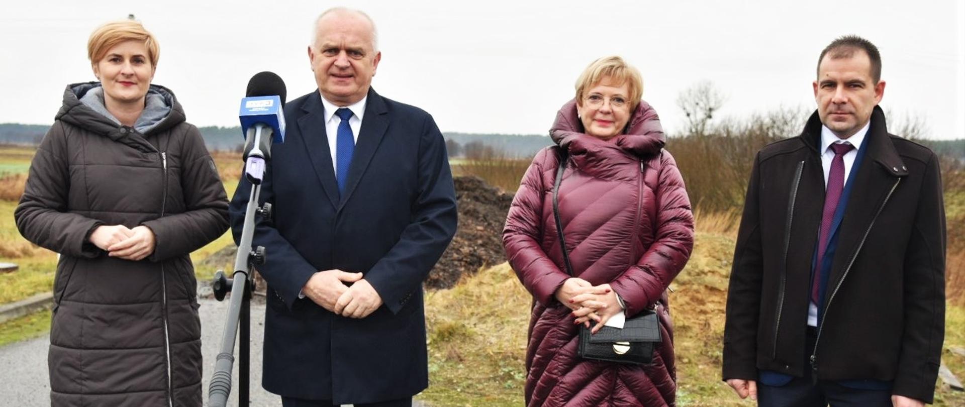 Uczestnicy biorący udział w konferencji prasowej