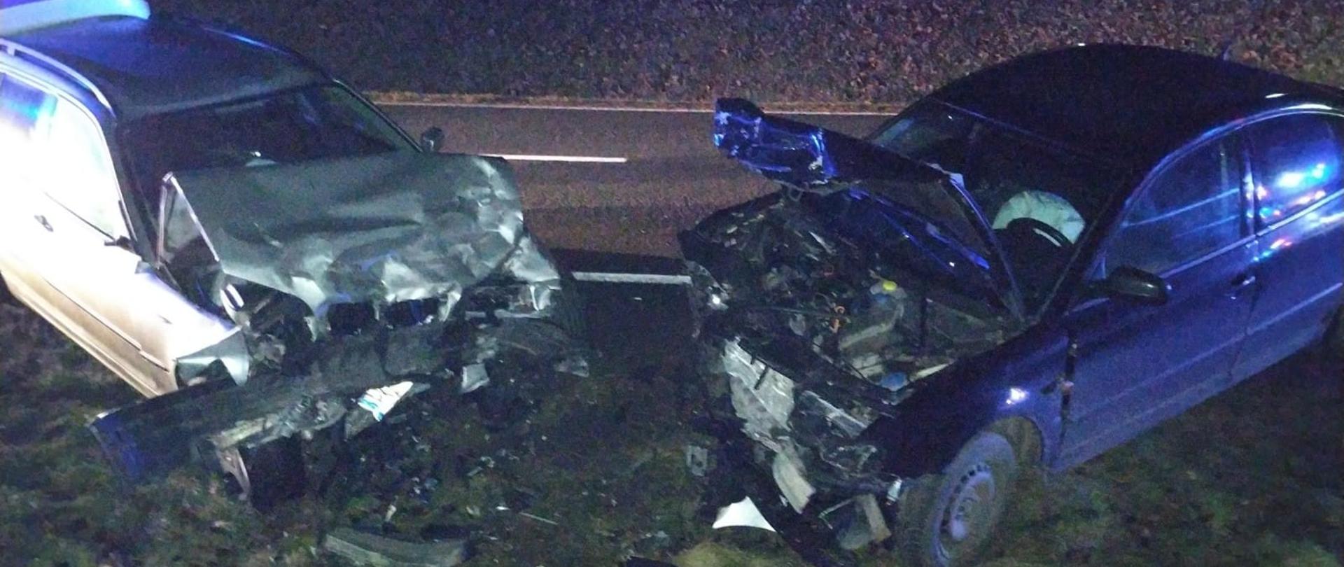 Uszkodzone w wyniku kolizji samochody osobowe.