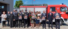 Zaproszeni goście na tle nowego samochodu ratowniczo-gaśniczego
