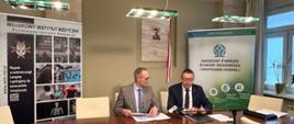 Na zdjęciach podpisujący umowę o dofinansowanie gen. broni prof. dr hab. n. med. Grzegorz Gielerak, dyrektor Wojskowego Instytutu Medycznego - Państwowego Instytutu Badawczego oraz Artur Michalski, wiceprezes zarządu Narodowego Funduszu Ochrony Środowiska i Gospodarki Wodnej
