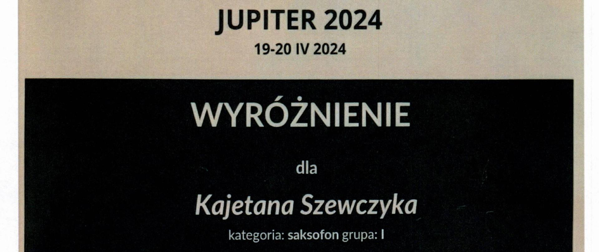 Biało czarne tło, zdjęcia saksofonu, klarnetu i fletu