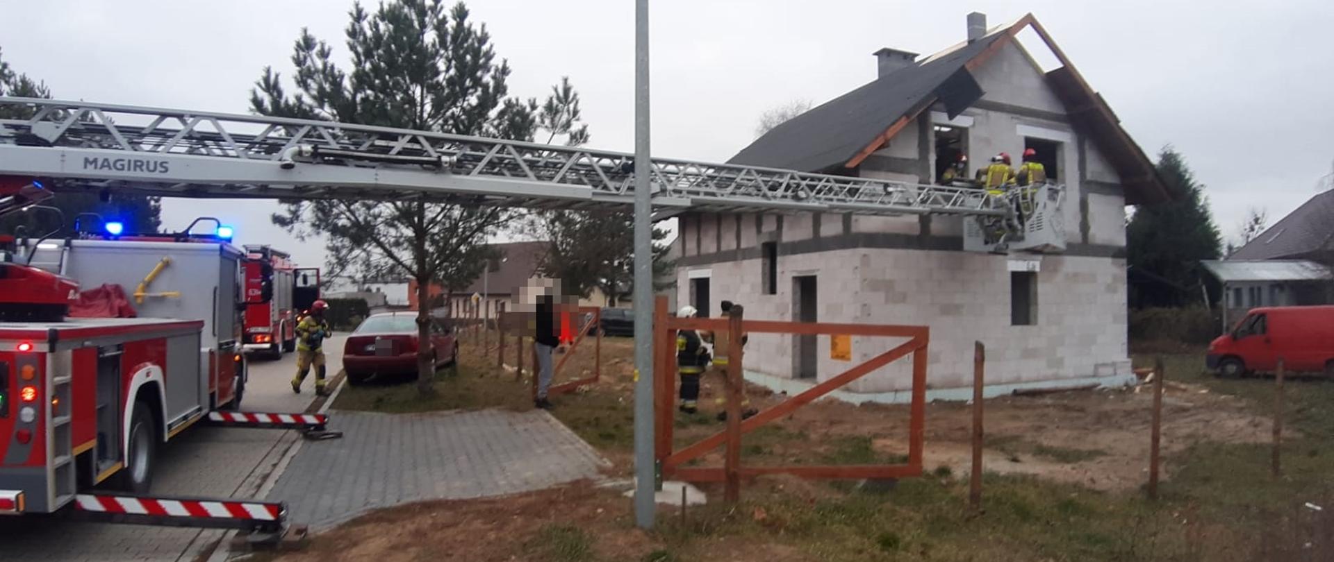 Na zdjęciu widać rytowników ewakuujących osobę poszkodowaną na noszach z wysokości