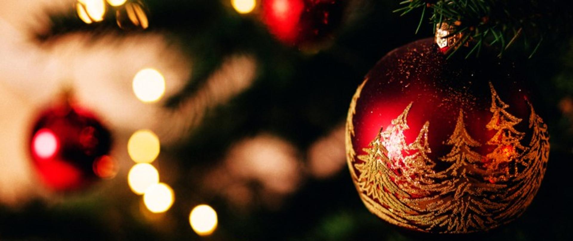 Bombka choinkowa na tle choinki