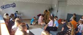 Zajęcia edukacyjne z zakresu pierwszej pomocy – dzieci uczą się resuscytacji krążeniowo-oddechowej pod okiem strażaka.