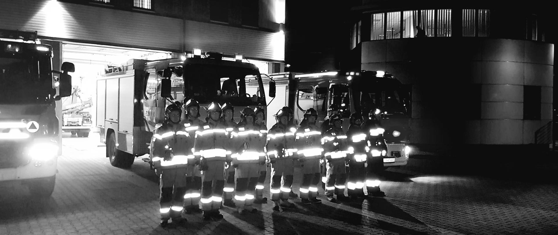 Strażacy w szeregu podczas minuty ciszy