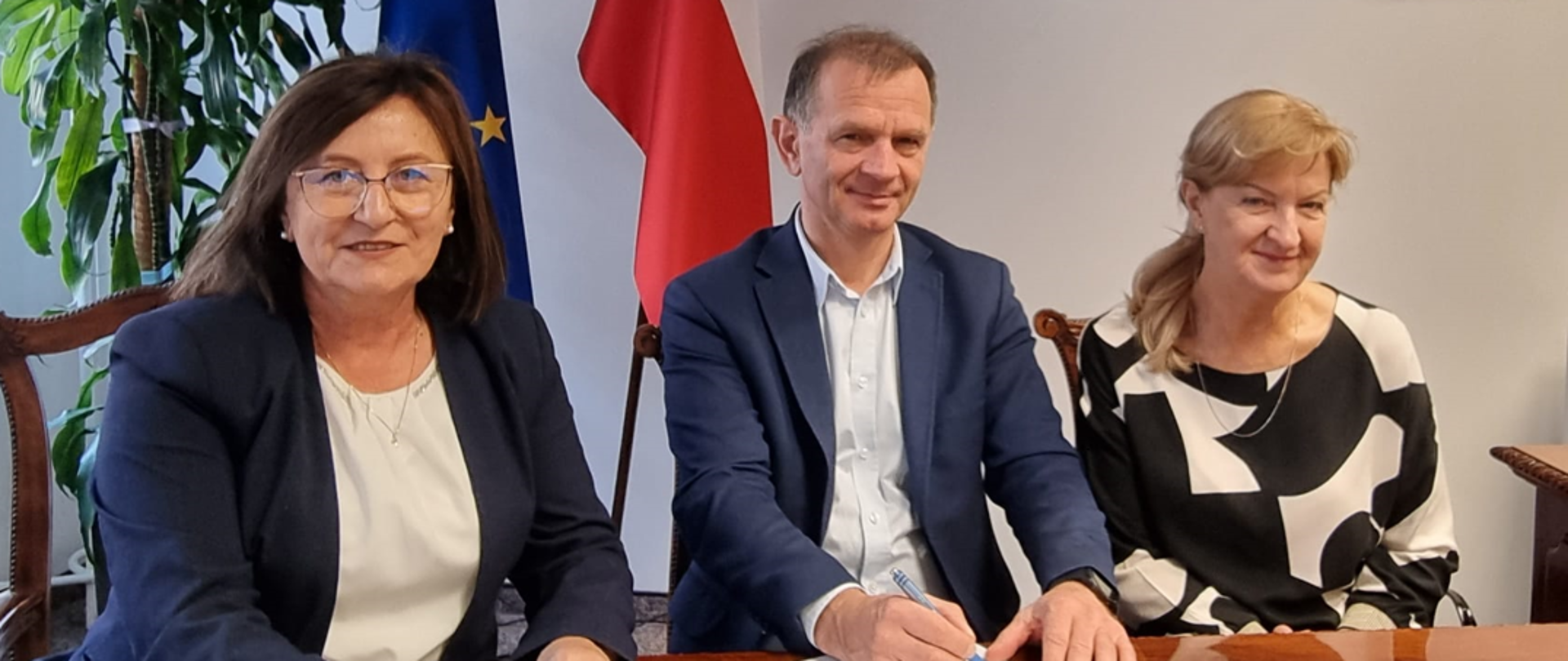 Główny Geodeta Kraju Alicja Kulka podpisuje porozumienie ze Stowarzyszeniem Geodetów Polskich reprezentowanym przez Prezesa SGP dr. hab. inż. Janusza Walo, prof. PW oraz Sekretarz Generalną Barbarę Kosińską.
