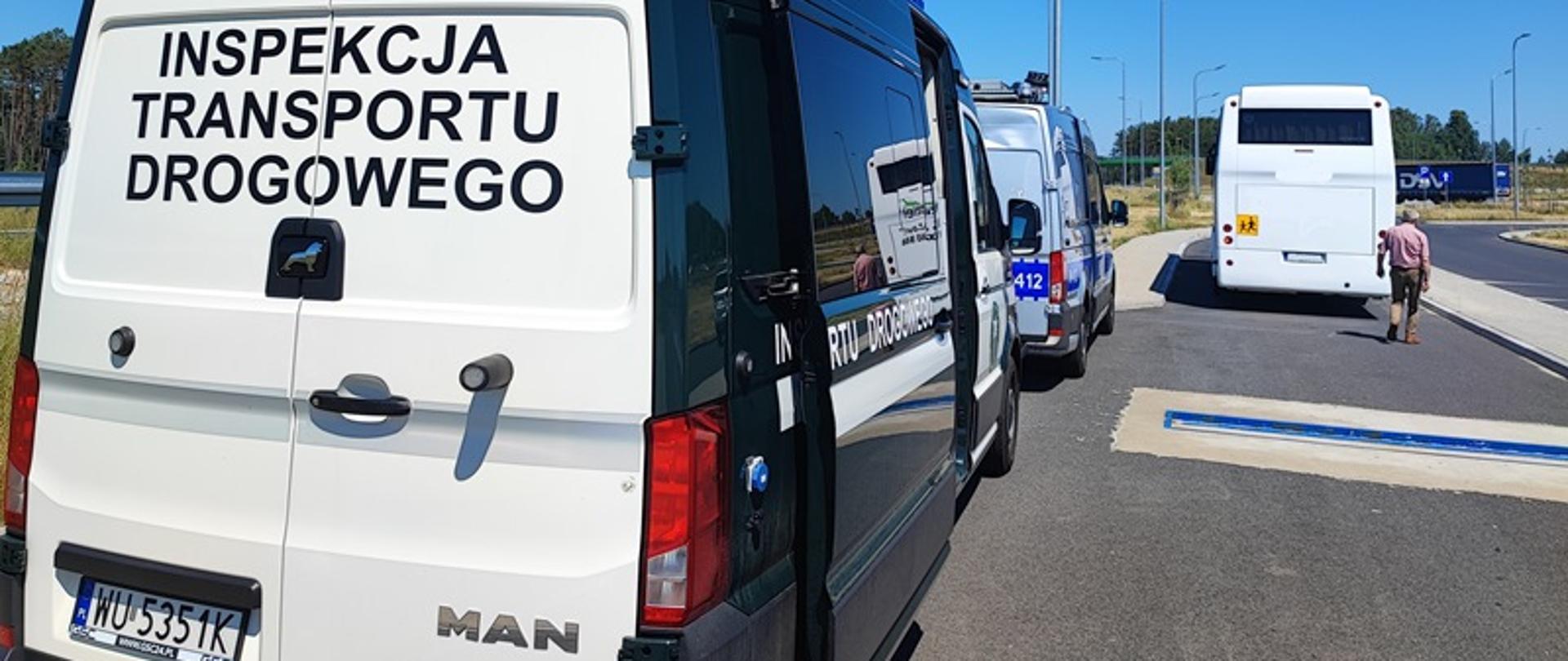 Zdjęcie przedstawia autobus z radiowozem czekający na kontrole