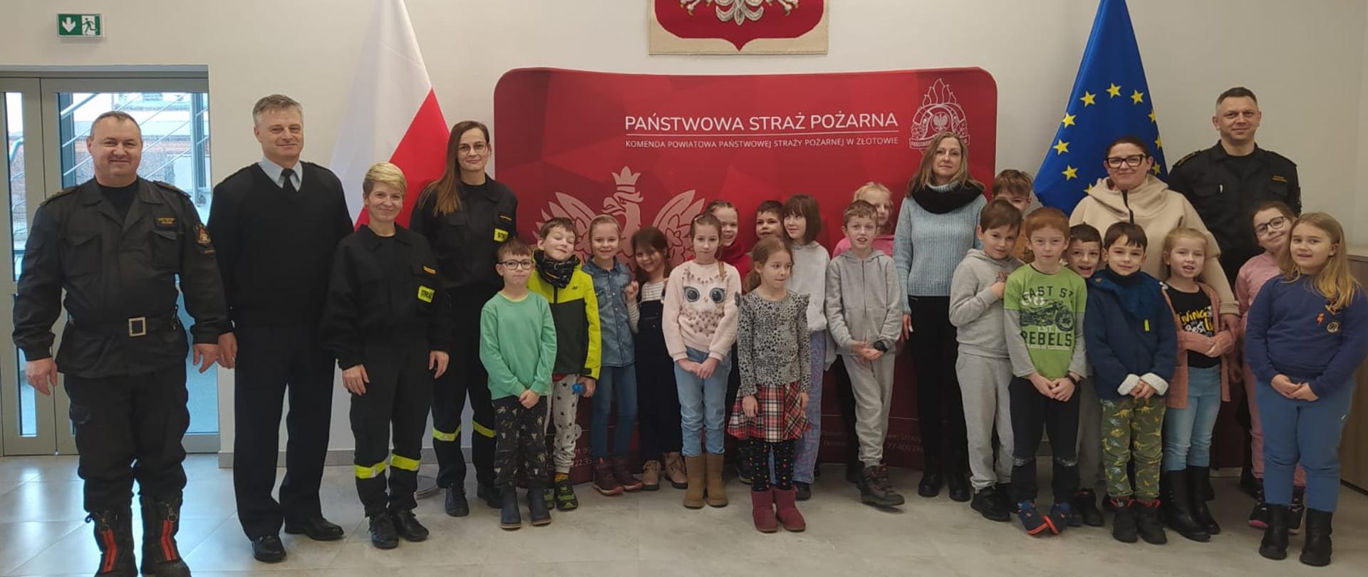 na zdjęciu komendant oraz dzieci