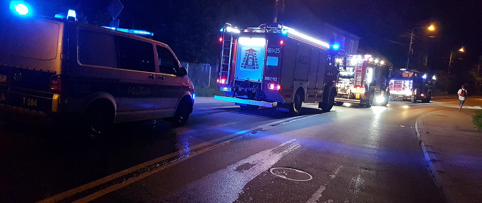 Zdjęcie przestawia trzy zastepy pożarnicze oraz policje podczas zdarzenia.