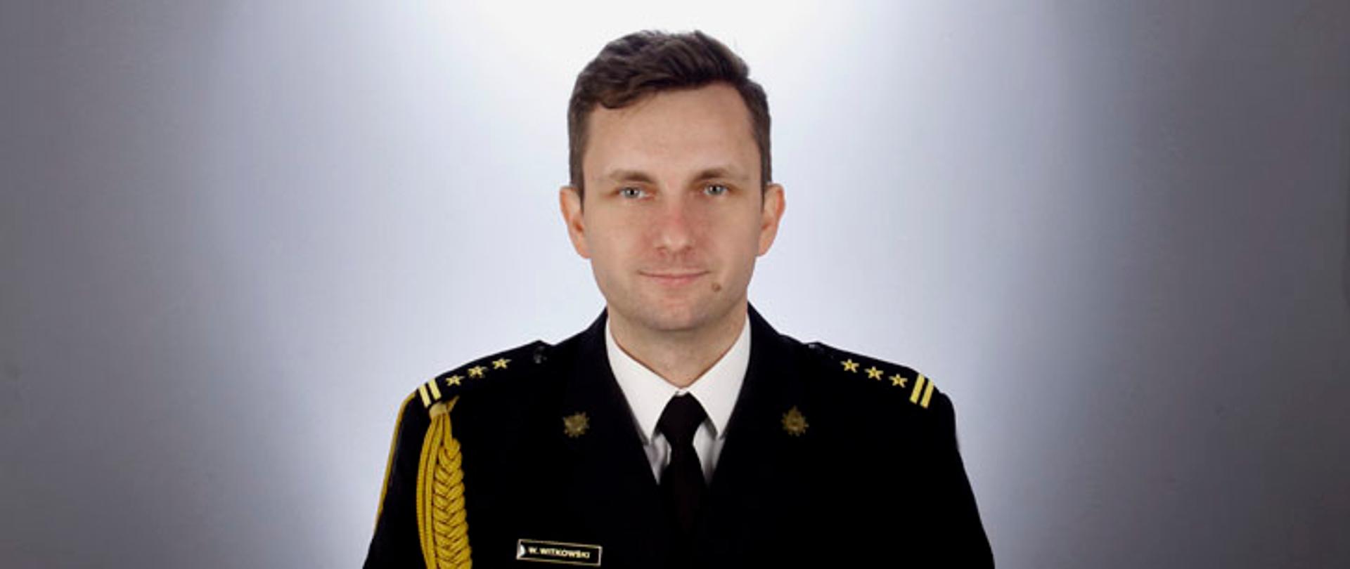 Komendant Powiatowy PSP w Strzelcach Krajeńskich w mundurze galowym