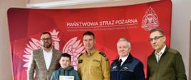 Osoby sprawujące nadzór nad konkursem wraz z laureatem konkursu.