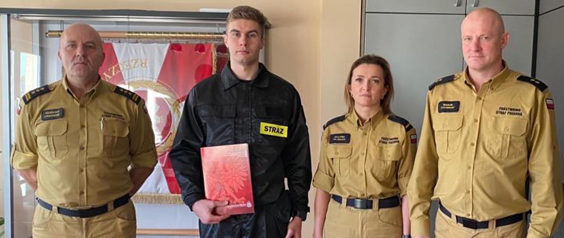 Na zdjęciu widzimy uroczystość przyjęcia nowego funkcjonariusza.