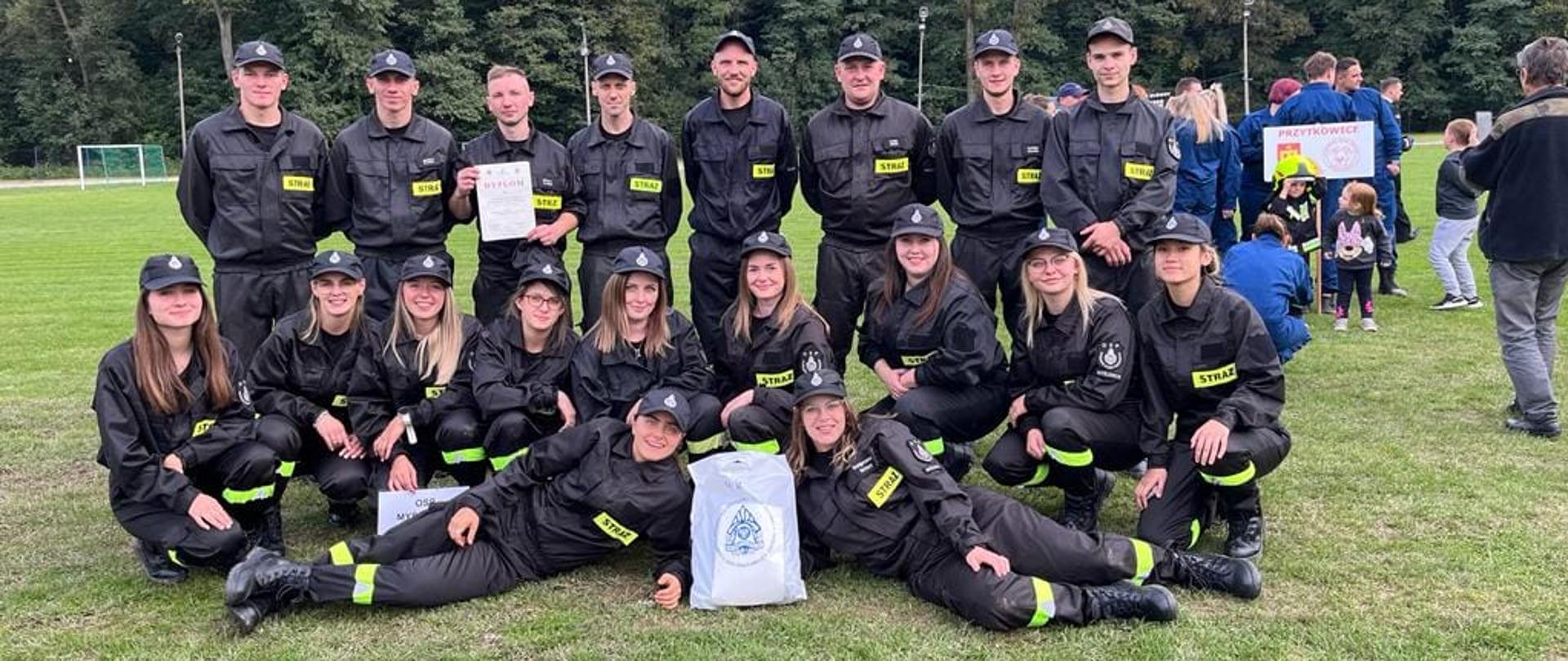 zdjęcie przedstawia strażakó podczas zawodów