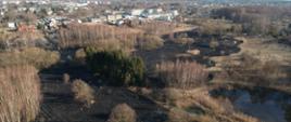 Ujęcie z drona. Wypalona trawa w Radomsku w okolicy ul. Stara Droga.