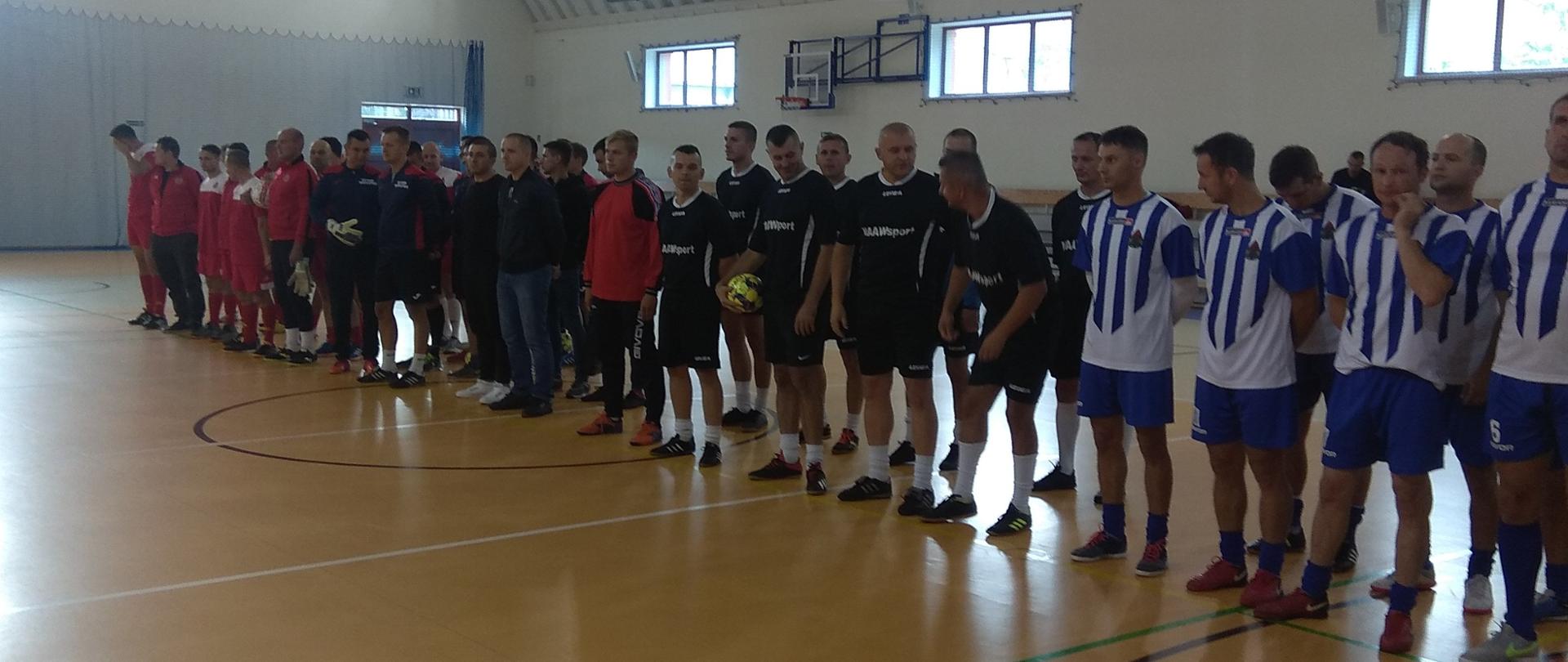 drużyny na hali sportowej