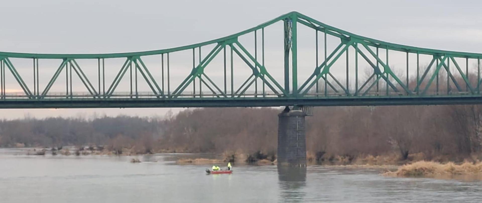 Zdjęcie przedstawia most na rzece