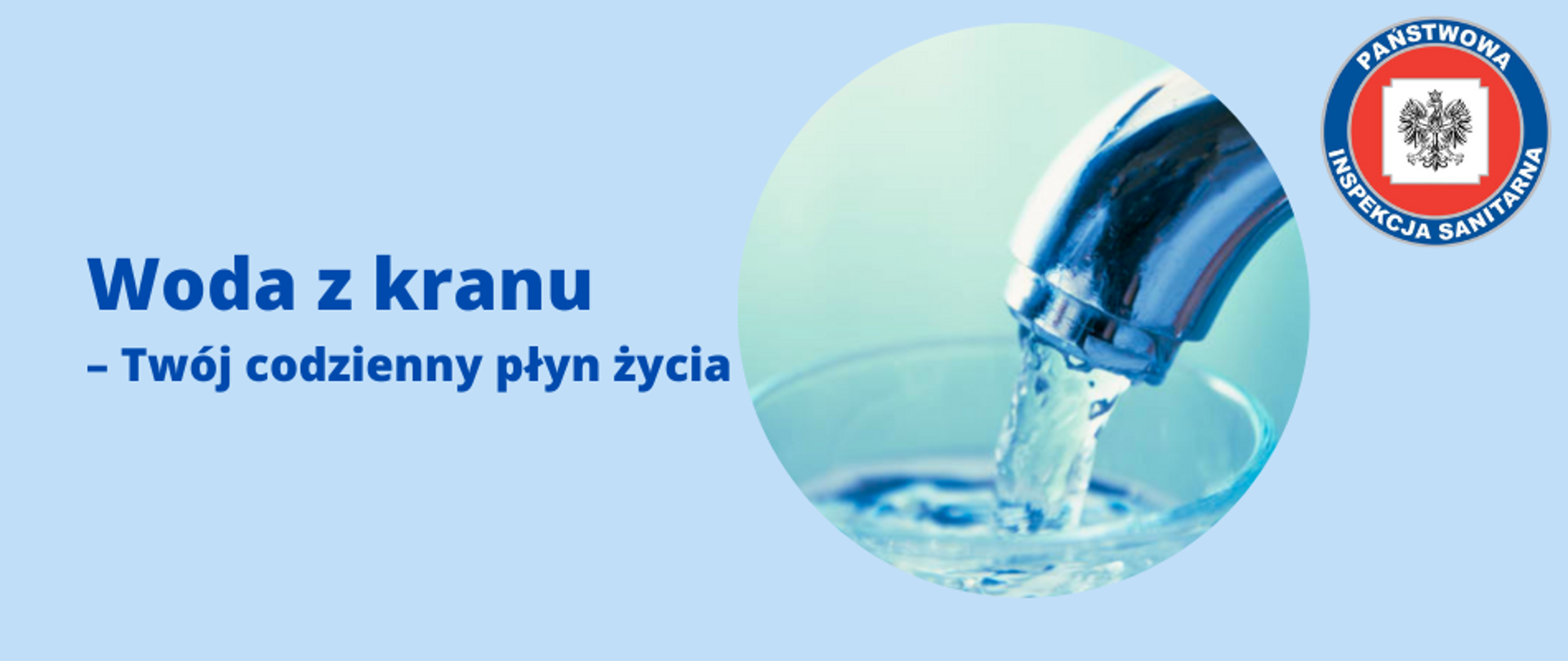 Zdjęcie przedstawia logo - grafikę promujący artykuł z o tytule: "Woda z kranu – Twój codzienny płyn życia" wraz z ilustracją otwartego kranu, z którego wypływa woda do szklanki. Po prawej stronie znajduje się logo Państwowej Inspekcji Sanitarnej.