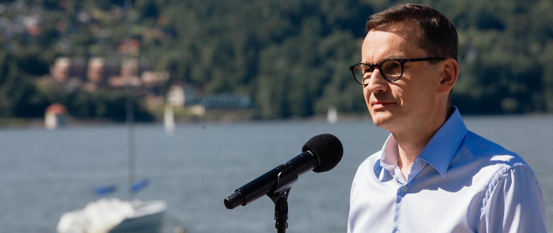 Premier Mateusz Morawiecki podczas wizyty nad Jeziorem Żywieckim.
