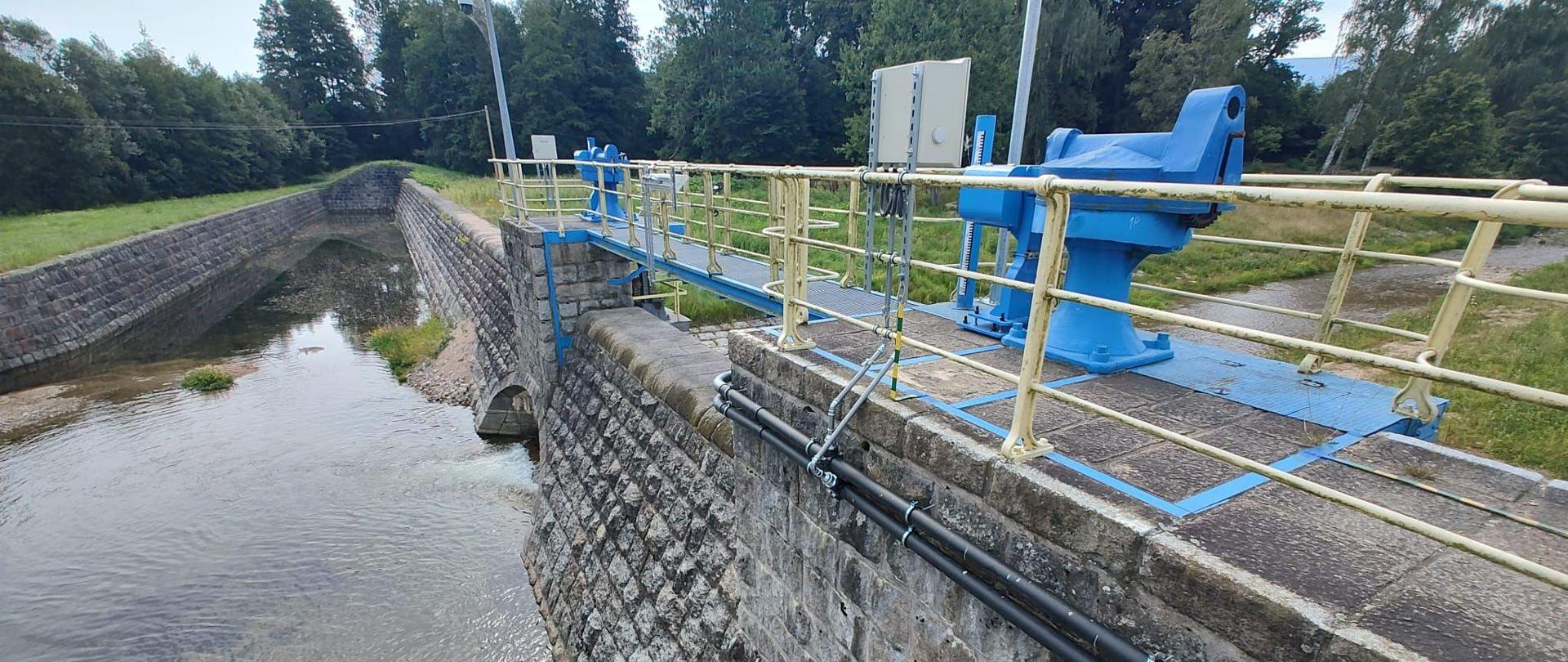 Po wyłonieniu firmy i podpisaniu umowy, wykonawca bezzwłocznie przystąpi do realizacji prac naprawczych suchego zbiornika Mysłakowice. 