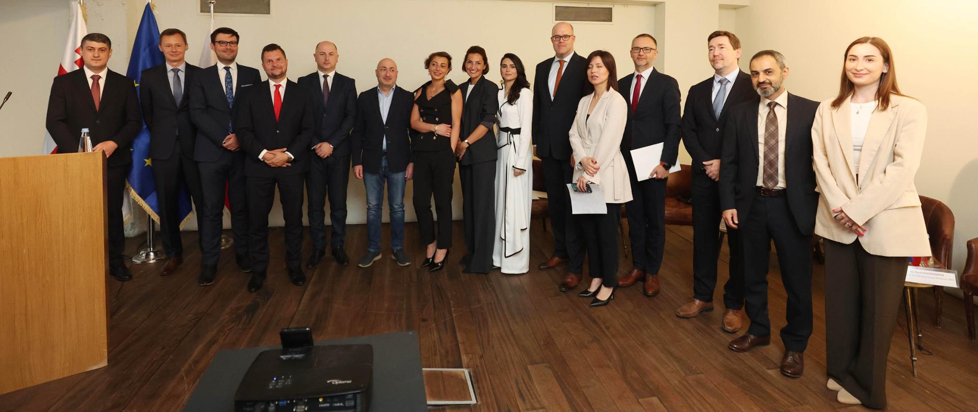 Uczestnicy konferencji zamykającej projekt twinningowy (bliźniaczy) pn. „Wsparcie zbliżania gruzińskich ram prawnych i instytucjonalnych do unijnego dorobku prawnego w zakresie transportu kolejowego”, 