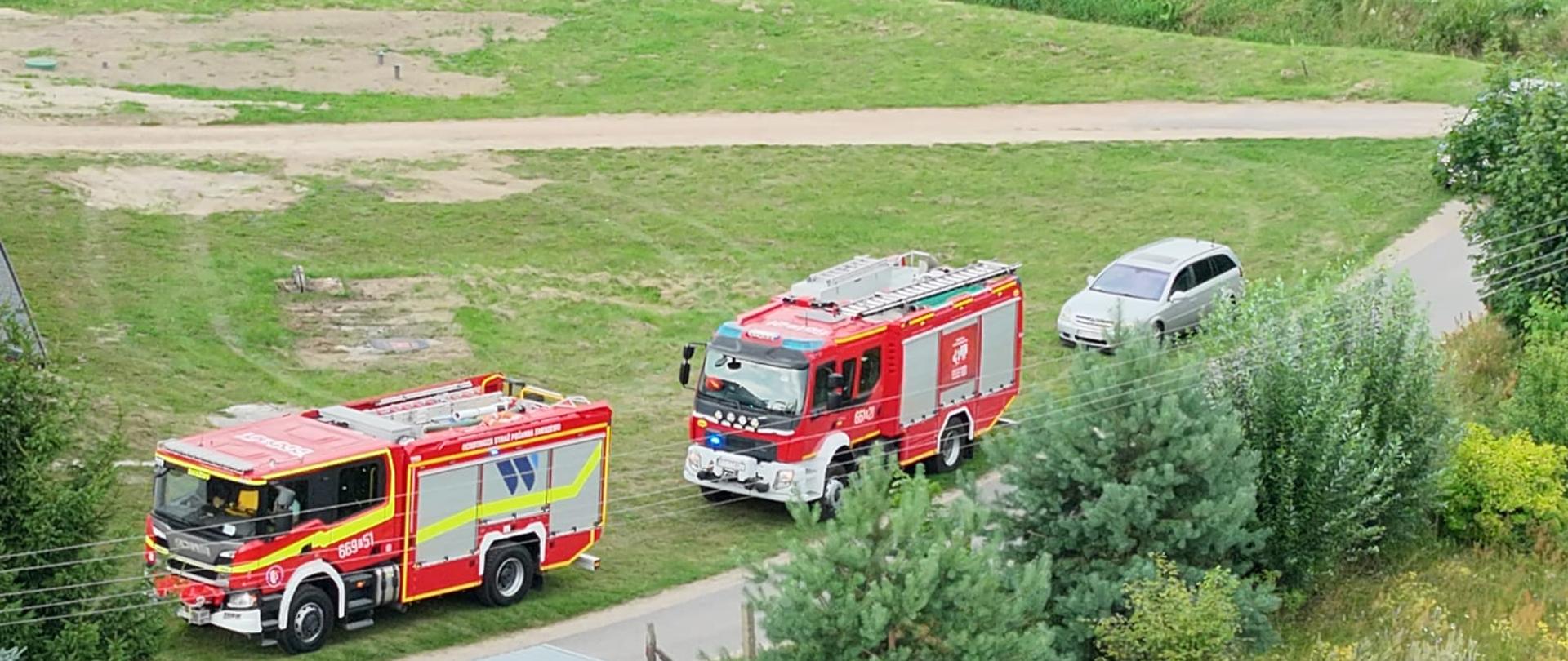 droga ,zielona łąka wiatka, samochody strażackie 