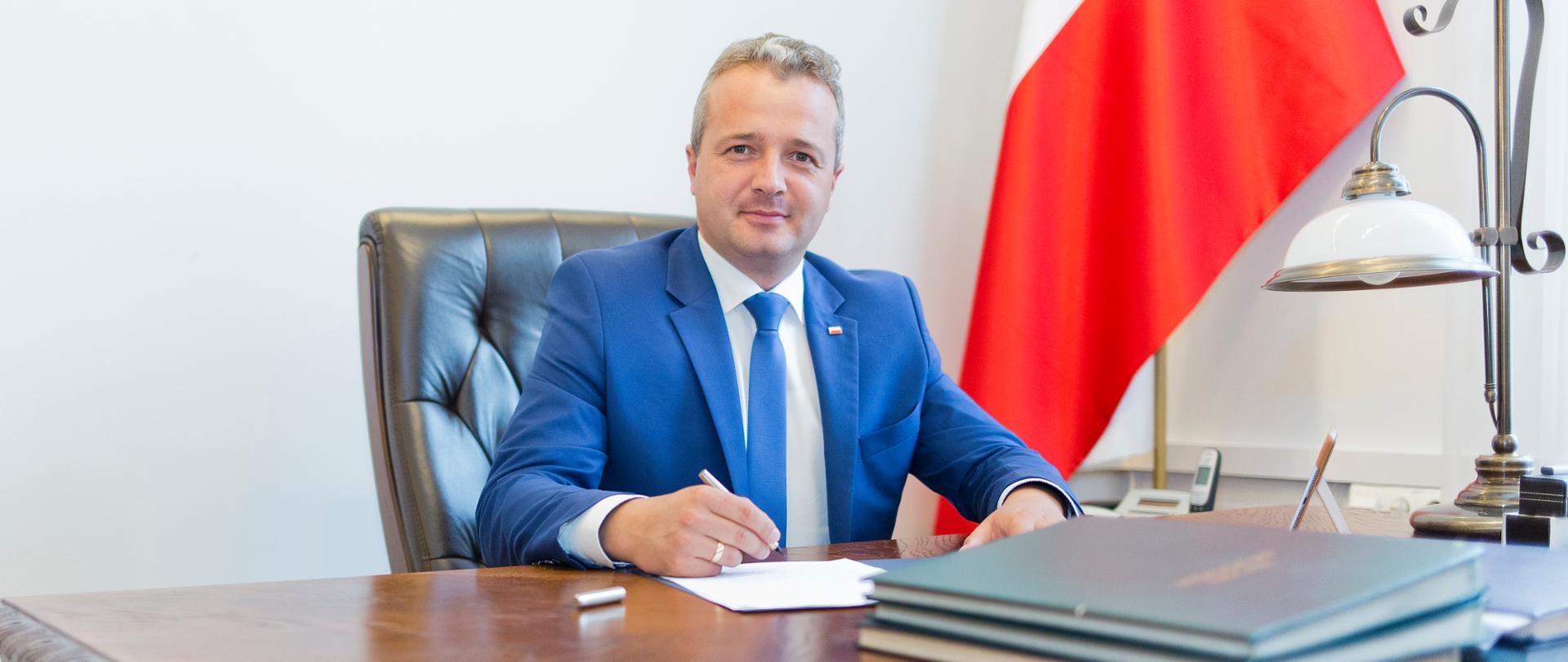 Wojewoda Kujawsko-Pomorski Mikołaj Bogdanowicz, flaga polski, biurko