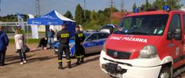 Na zdjęciu strażacy oraz policjanci uczą pierwszej pomocy