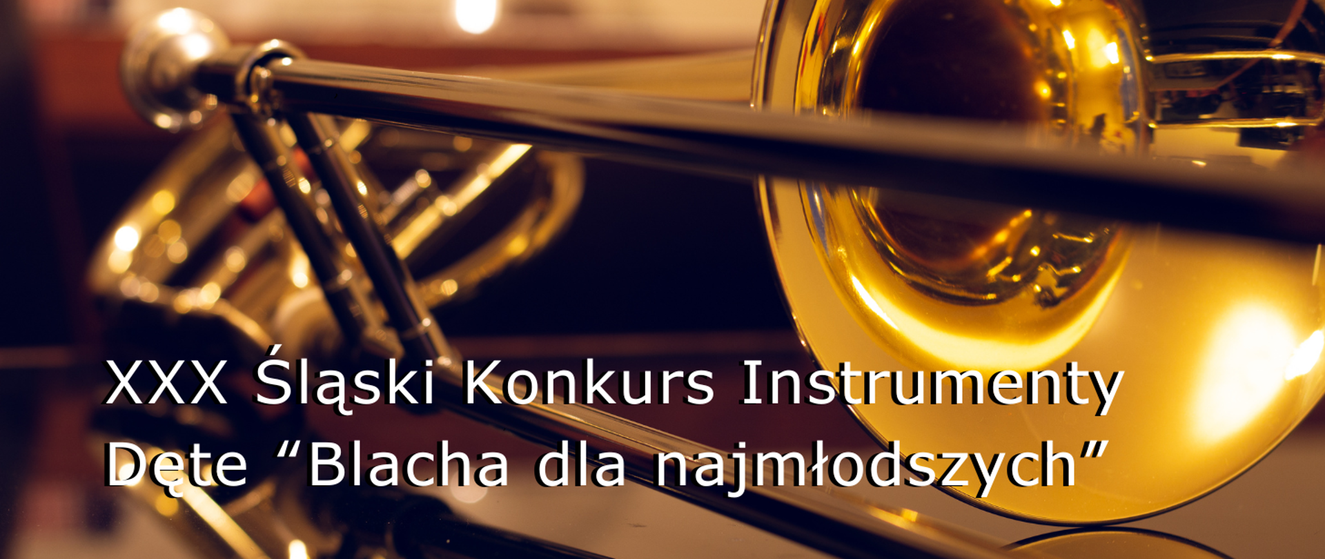 Zdjęcie części puzonu (kolor złoty), na ciemnym kolorowym tle a na nim biały napis XXX Śląski Konkurs Instrumenty Dęte "Blacha dla najmłodszych"