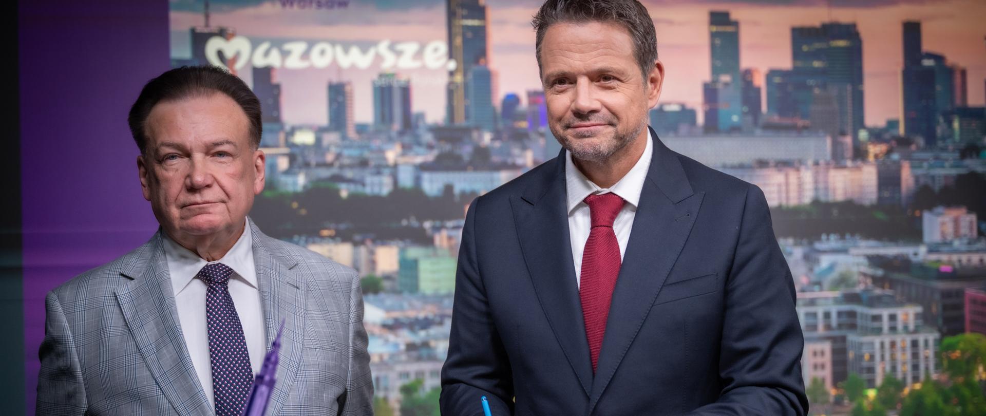 Prezydent Trzaskowski podpisuje dokument