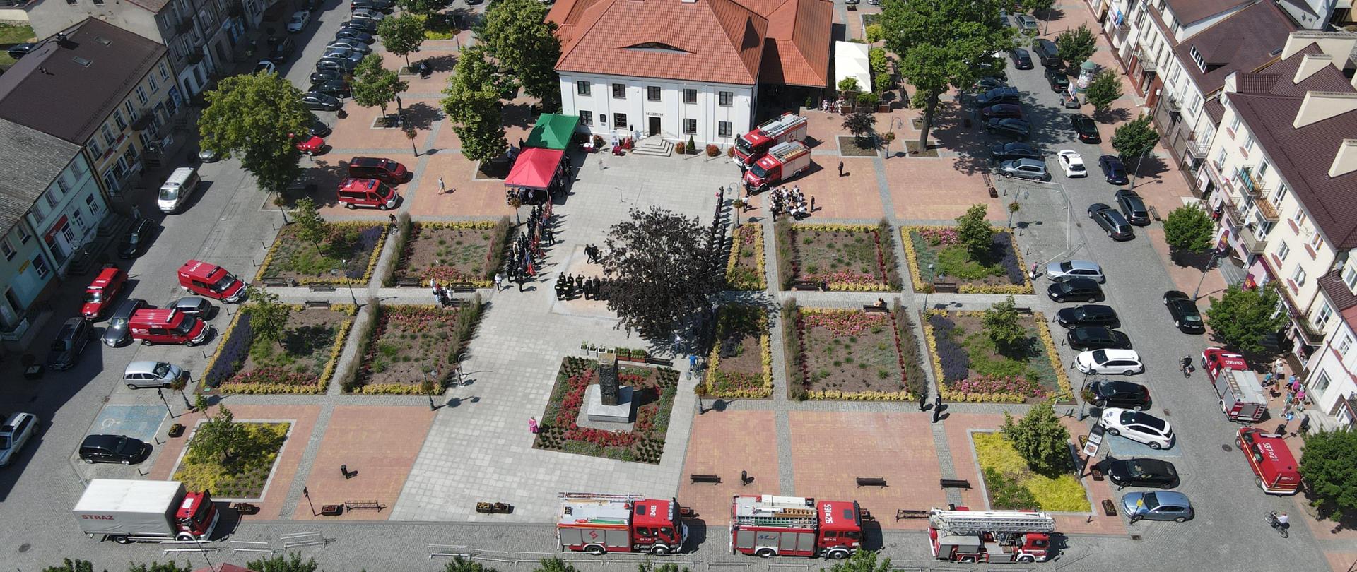 7 czerwca 2024 r. na Rynku Miejskim w Przasnyszu odbyła się uroczystość Powiatowego „Dnia Strażaka”.
Uroczystość rozpoczęła się Mszą Świętą w intencji strażaków w Kościele pw. Św. Stanisława Kostki, którą sprawował kapelan strażaków powiatu przasnyskiego Ojciec dh Wiesław Wiśniewski w asyście ks. Jerzego Sieńkowskiego-Kapelana Mazowieckich Strażaków PSP oraz księży proboszczów z parafii powiatu przasnyskiego.
Po mszy nastąpił przemarsz pododdziałów na Rynek Miejski w Przasnyszu gdzie odbył się uroczysty apel, zapoczątkowany złożeniem meldunku przez dowódcę uroczystości kpt. Piotra Kuligowskiego Mazowieckiemu Komendantowi Wojewódzkiemu nadbryg. Arturowi Gonerze, który dokonał przeglądu pododdziałów i przywitał się z pocztami sztandarowymi. Następnie podniesiono flagę państwową i odegrano Mazurek Dąbrowskiego-Hymn Polski.
Zaproszonych Gości przywitał Komendant Powiatowy Państwowej Straży Pożarnej w Przasnyszu st.bryg. Waldemar Białczak po czym nastąpiło wręczenie odznaczeń, aktów nadania wyższych stopni służbowych wyróżniającym się strażakom i zasłużonym dla ochrony przeciwpożarowej.
Brązową Odznakę „Zasłużony dla Ochrony Przeciwpożarowej” otrzymali:
• st. kpt. Tomasz Krawczyk,
• mł. kpt. Mirosław Król
Odznakę Świętego Floriana „Za Zasługi dla Społeczności Lokalnej” otrzymali:
• druh Jerzy Łukasiak z OSP Węgra,
• druh Henryk Wróbel z OSP Zaręby,
Medalem Honorowym im. Bolesława Chomicza odznaczony został:
• dh Jerzy Wilga z OSP Jednorożec
Medalami „Za zasługi dla pożarnictwa” zostali odznaczeni:
Złotym Medalem
• dh Dariusz Jankowski
• kpt. Olga Król
• ppłk. dypl. Andrzej Kaliszewski
• dh Paweł Łazicki
Srebrnym Medalem
• dh Bartosz Łukasiak
• dh Marek Matuszewski
• mł.kpt. Mirosław Król
• Danuta Szydlik
• dh Janusz Ulatowski
• dh Zbigniew Pydyński
• dh Mariusz Bugaj
Brązowym Medalem
• kpt. Bartosz Prekiel
• st.ogn. Robert Chmielewski
• st.kpt. Radosław Krzemiński
• kpt. Mariusz Keczmerski
• dh Piotr Wójcik
• dh Grzegorz Goliasz
Odznakę honorową „Zasłużony dla Oddziału Wojewódzkiego ZOSP RP województwa mazowieckiego, otrzymali:
• st.bryg. Waldemar Białczak
• dh Jarosław Tadrzak
Odznakę „Strażak Wzorowy”, otrzymali:
• dh Mariusz Stefański OSP Mchowo
• dh Klaudiusz Stefański OSP Mchowo
• dh Diana Anna Ćwiek OSP Mchowo
• Medalem 30-lecia ZZS Florian został odznaczony st.bryg. Waldemar Białczak – Komendant Powiatowy Państwowej Straży Pożarnej w Przasnyszu.
• Krzyżem Niepodległości Klasy I z Gwiazdą został odznaczony st.bryg. Jarosław Andruszkiewicz – Zastępca Komendanta Powiatowego Państwowej Straży Pożarnej w Przasnyszu.
Awanse na wyższe stopnie służbowe otrzymali:
Na stopień starszego kapitana:
 kpt. Tomasz Krawczyk
 kpt. Radosław Krzemiński
Na stopień kapitana:
 mł. kpt. Paweł Spodobalski
Na stopień aspiranta:
 mł. asp. Kamil Skurzewski
Na stopień starszego ogniomistrza:
 ogn. Robert Chmielewski
Na stopień sekcyjnego
 st.str. Robert Chełstowski
 st.str. Patryk Magdziński
Na stopień starszego strażaka:
 str. Diana Anna Ćwiek
Po uroczystym wręczeniu odznaczeń i awansów nastąpiło przekazanie Decyzji Komendanta Głównego o włączeniu jednostki OSP w Starej Krępie oraz poświęcenie i przekazanie nowo zakupionych pojazdów dla jednostek OSP w Mchowie i Krasnem.
Okolicznościowe przemówienia wygłaszane przez uczestników apelu oraz odczytane listy intencyjne zawierały słowa podziękowania i uznania dla strażaków za ich ofiarną służbę oraz życzenia bezpiecznych powrotów z akcji ratowniczych.
Obchody Powiatowego Dnia Strażaka w Przasnyszu swoją obecnością zaszczycili m.in. nadbryg. Artur Gonera Mazowiecki Komendant Wojewódzki Państwowej Straży Pożarnej, parlamentarzyści, przedstawiciele władz wojewódzkich, przedstawiciele władz samorządowych, przedstawiciele służb mundurowych, Komendanci Państwowej Straży Pożarnej ościennych powiatów, przedstawiciele jednostek Ochotniczych Straży Pożarnych, lokalna społeczność.
Uroczystość uświetniła Orkiestra Ochotniczej Straży Pożarnej z Przasnysza.
Opracował: Oficer prasowy Komendanta Powiatowego PSP w Przasnyszu kpt. Piotr Kuligowski.
Zdjęcia: asp. Rafał Sekuna, str. Szymon Wątkowski.
