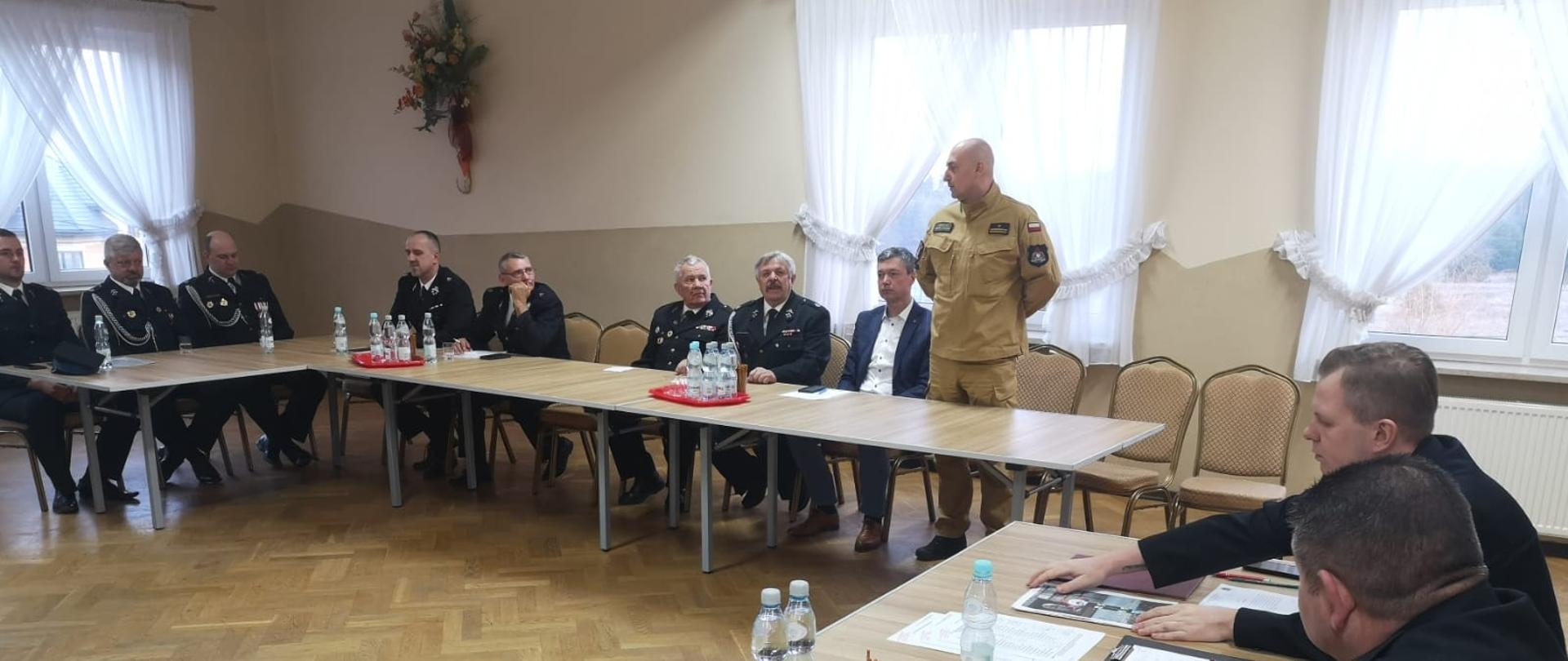Zdjęcie przedstawia gości i organizatorów spotkania sprawozdawczego Ochotniczej Straży Pożarnej w Woli Murowanej.