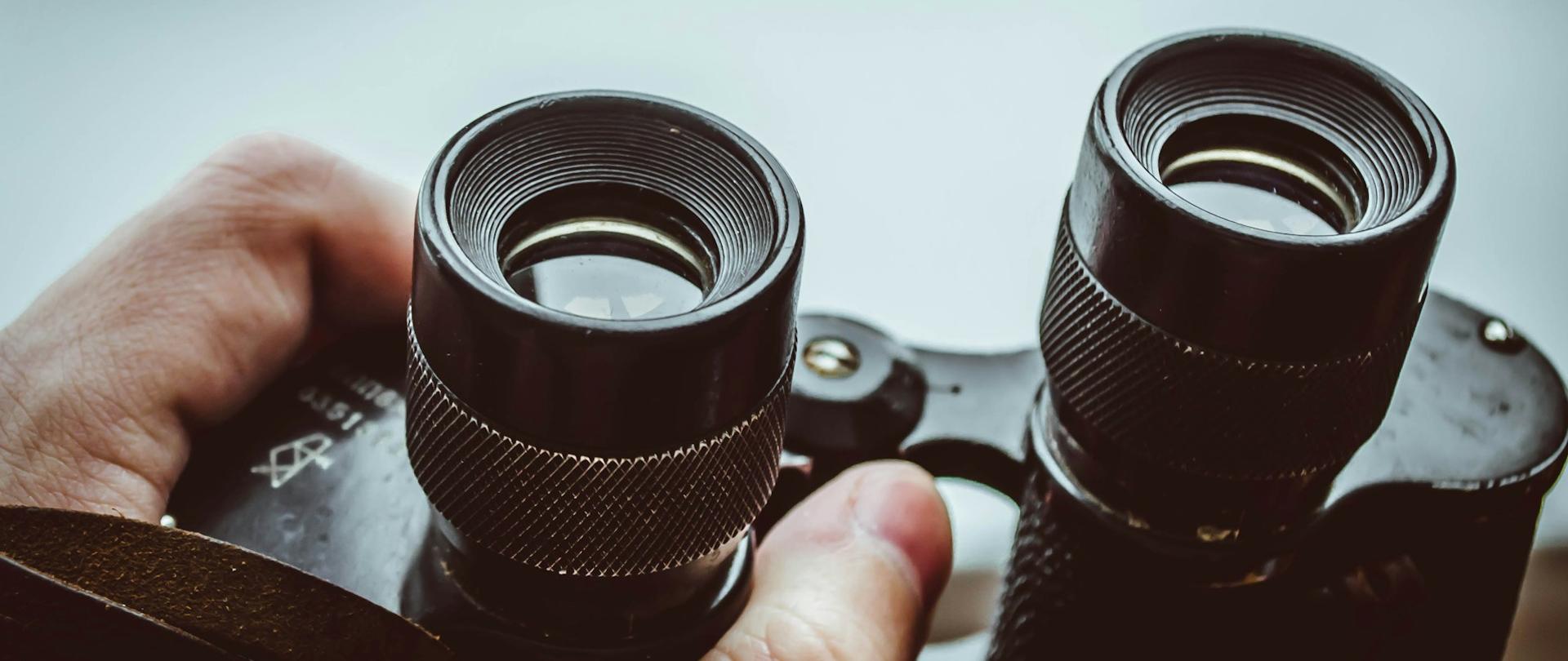 Lewa dłoń, w której znajduje się lornetka. Trzymana jest w taki sposób, aby można było ją przyłożyć do oczu.