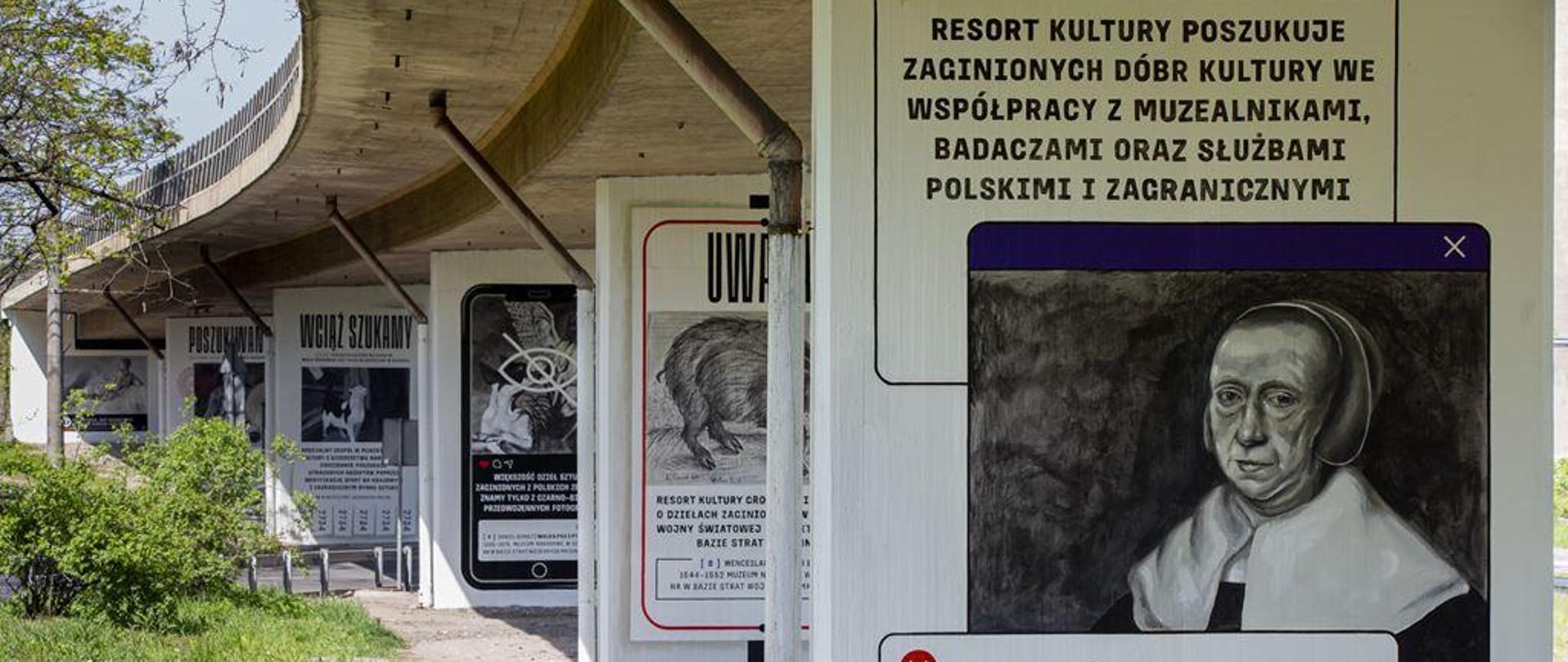 Węzeł Pokoju w Gdyni, a pod nim murale prezentujące obrazy utracone podczas II wojny światowej