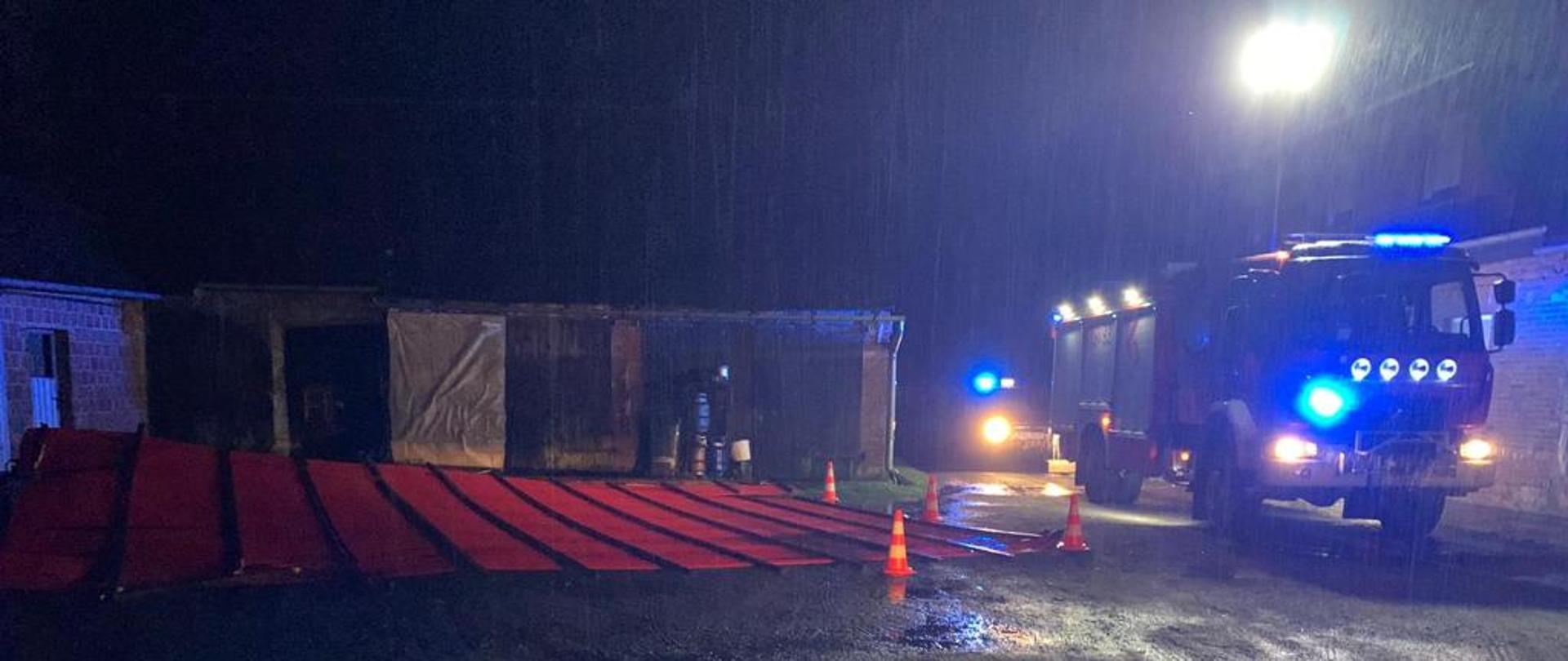 Strażacy usuwają skutki nocnego frontu burzowego nad Opolszczyzną