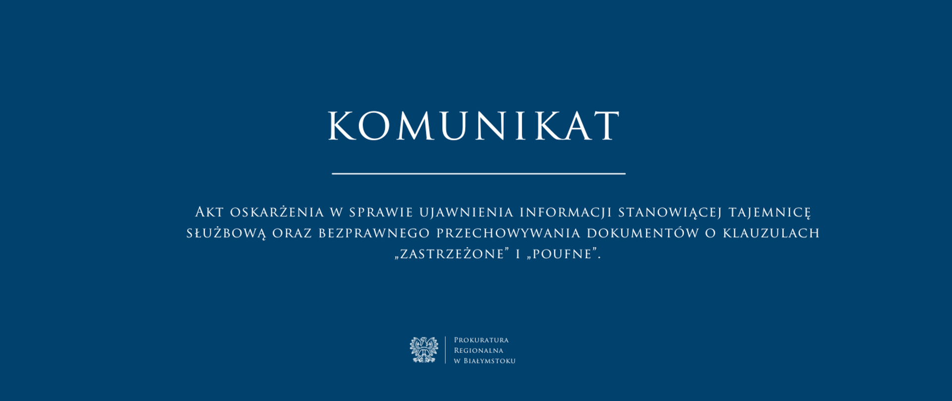 na niebieskim tle biały napis komunikat, podkreślenie oraz tyt. Akt oskarżenia w sprawie ujawnienia informacji stanowiącej tajemnicę służbową oraz bezprawnego przechowywania dokumentów o klauzulach „zastrzeżone” i „poufne”. w dolnej części centralnie białe godło oraz nazwa jednostki Prokuratura Regionalna w Białymstoku.